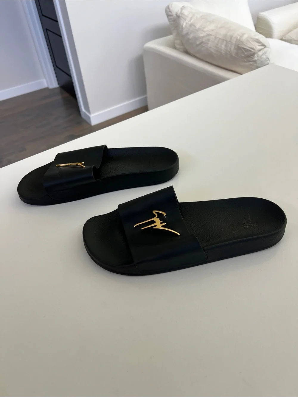 Giuseppe Zanotti brett signature gold tone logo black leather open toe slides 44